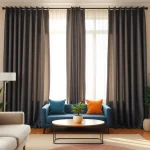 Bekijk verduisterende gordijnen in een stijlvolle woonkamer met een warme uitstraling.