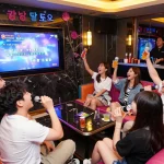 생동감 넘치는 분위기와 고급스러운 장식의 강남달토 노래방에서의 신나는 단체 노래.